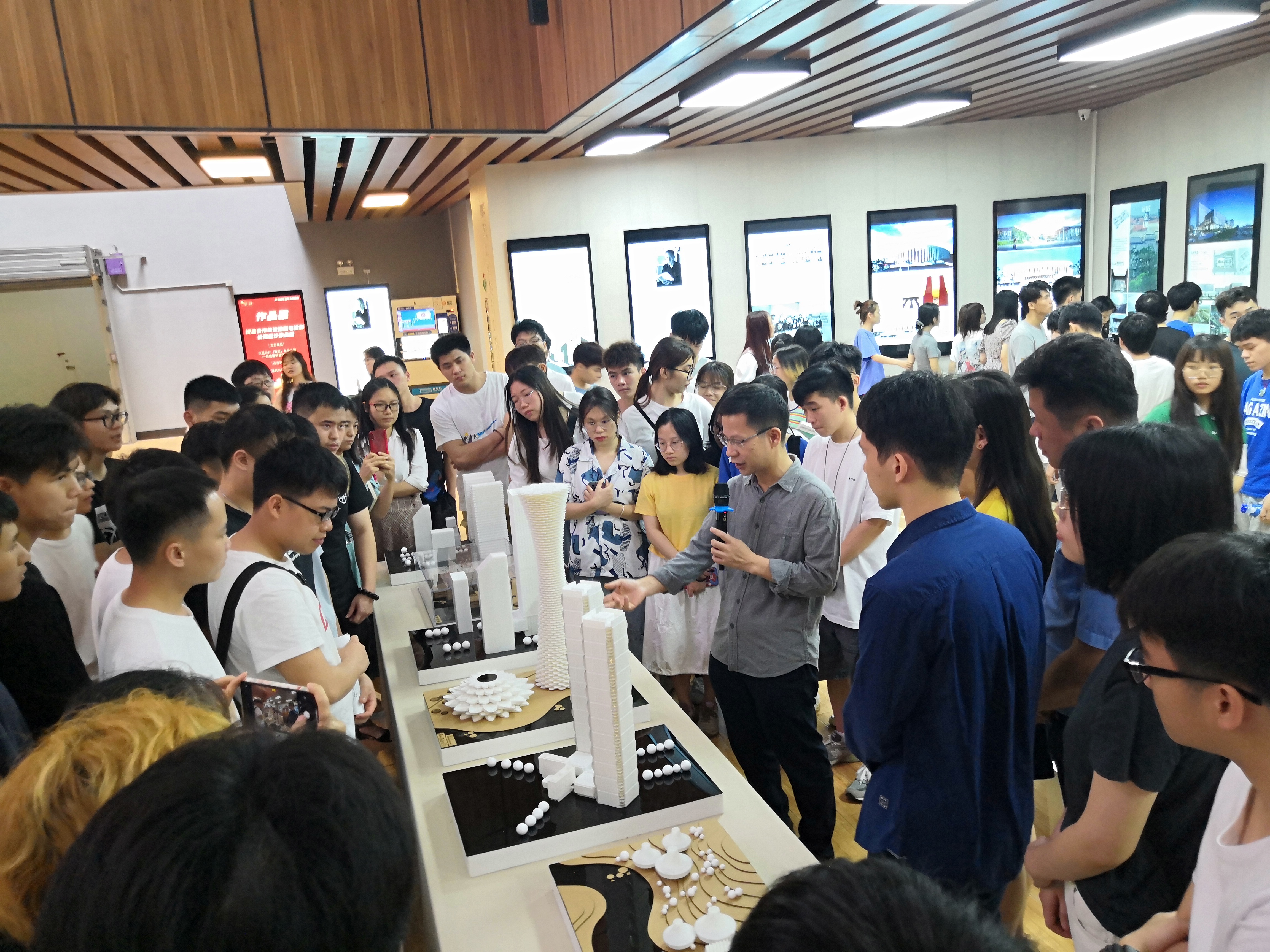 华蓝设计（集团）总od平台官方官网师庞波先生给学生讲解作品