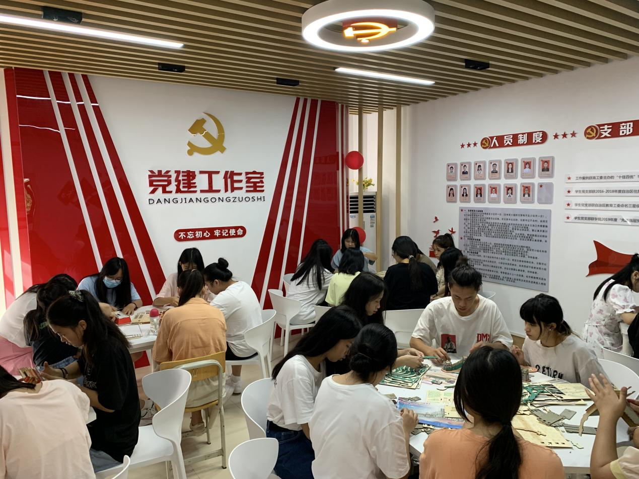 红色od平台官方官网模型进学生社区活动现场照片