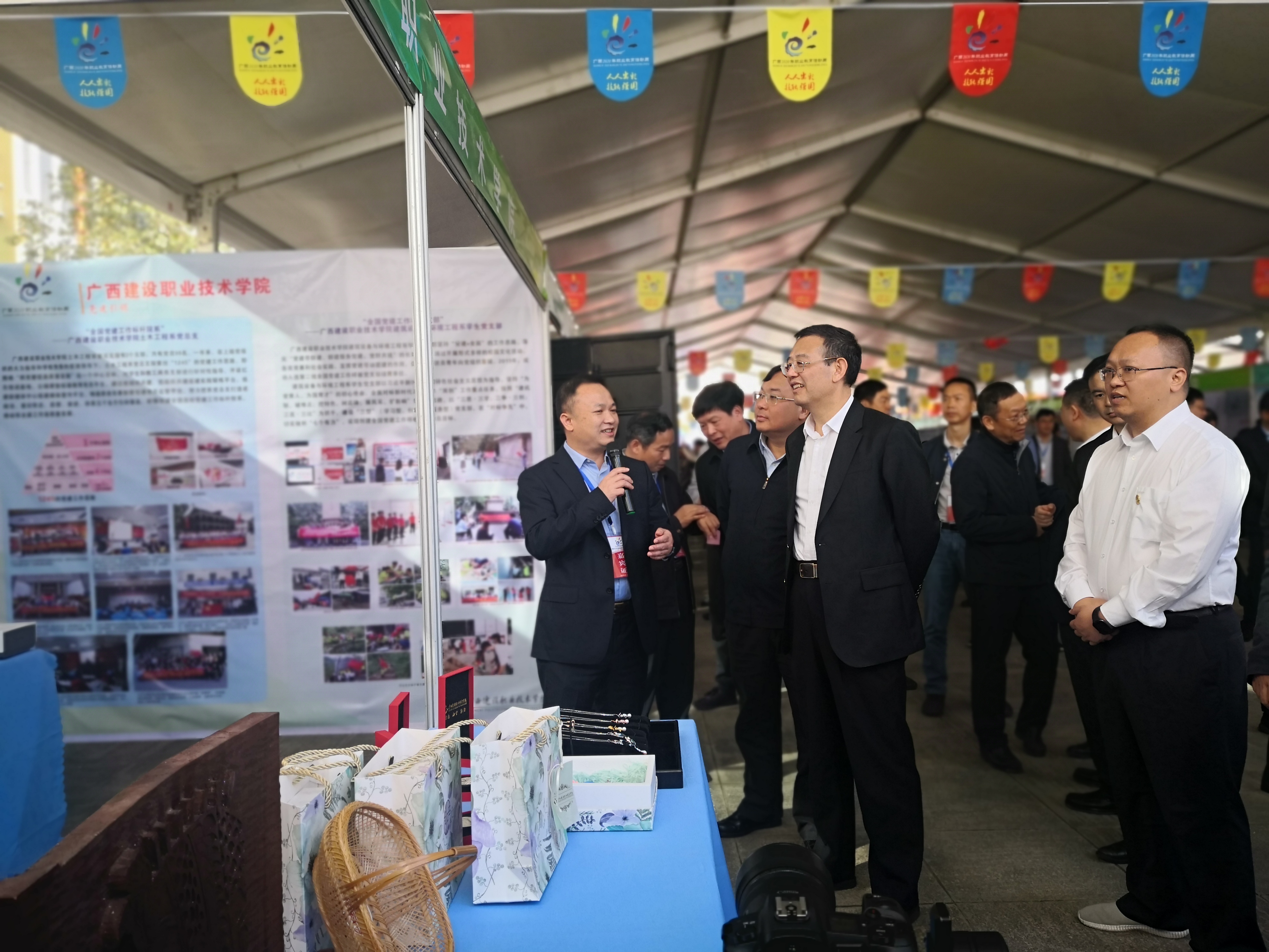 梁伟副院长向自治区教育厅唐咸仅厅长等领导介绍OD（中国）一站式服务平台情况