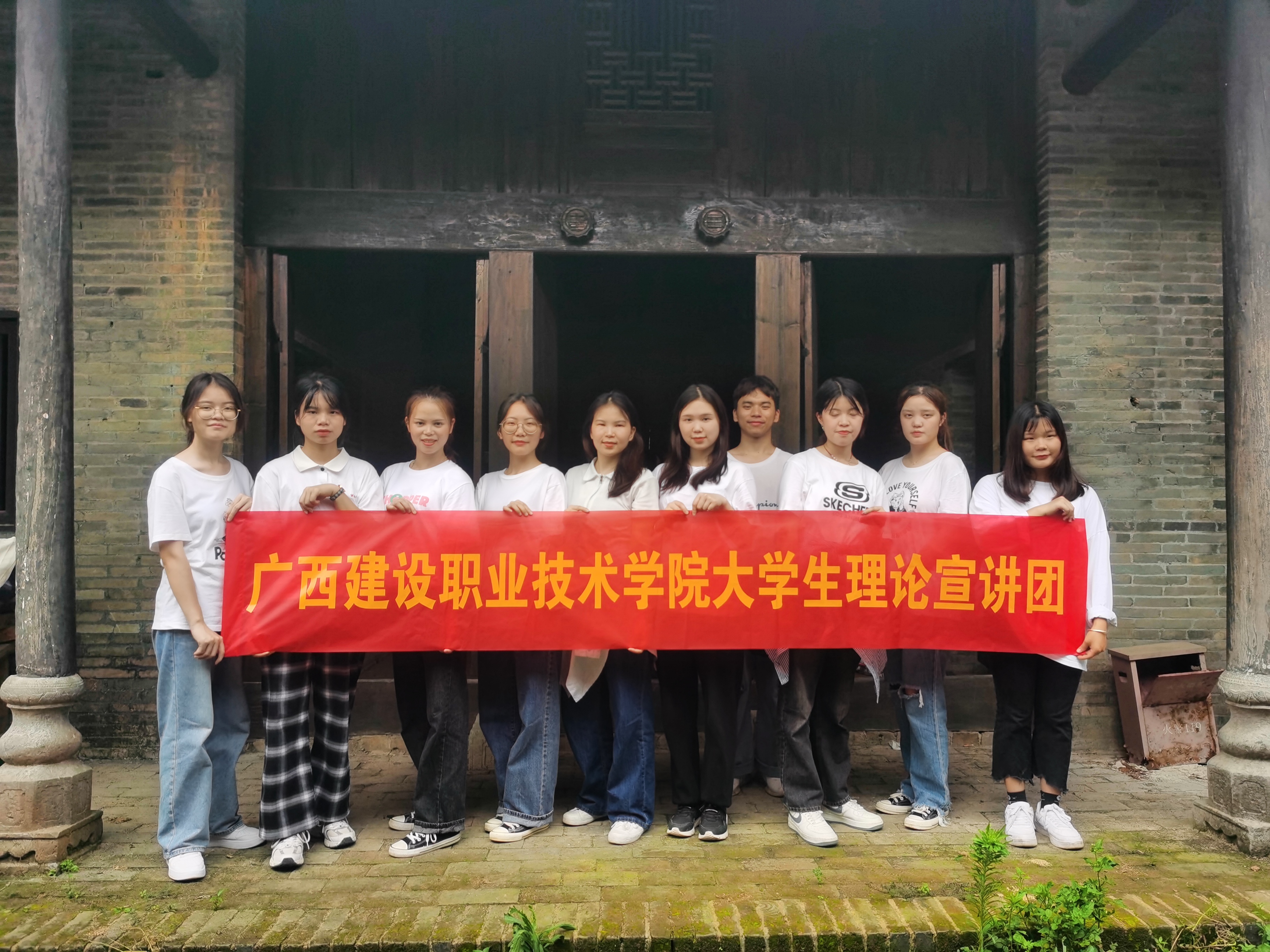 宣讲团成员在古od平台官方官网前合影