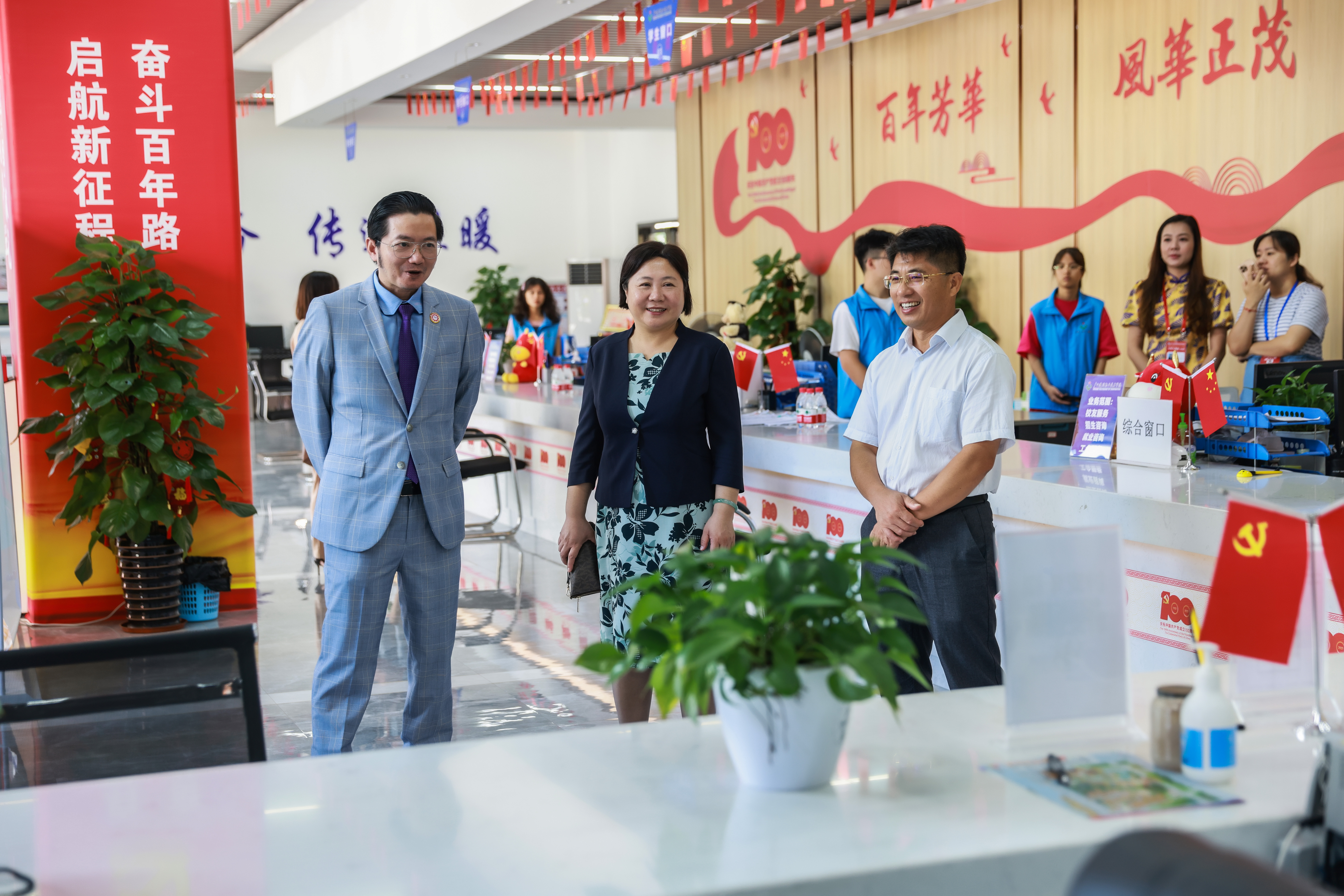 刘晓红书记、伍耿清副院长陪同杜南忠总领事一行参观OD（中国）一站式服务平台“一站式”服务中心