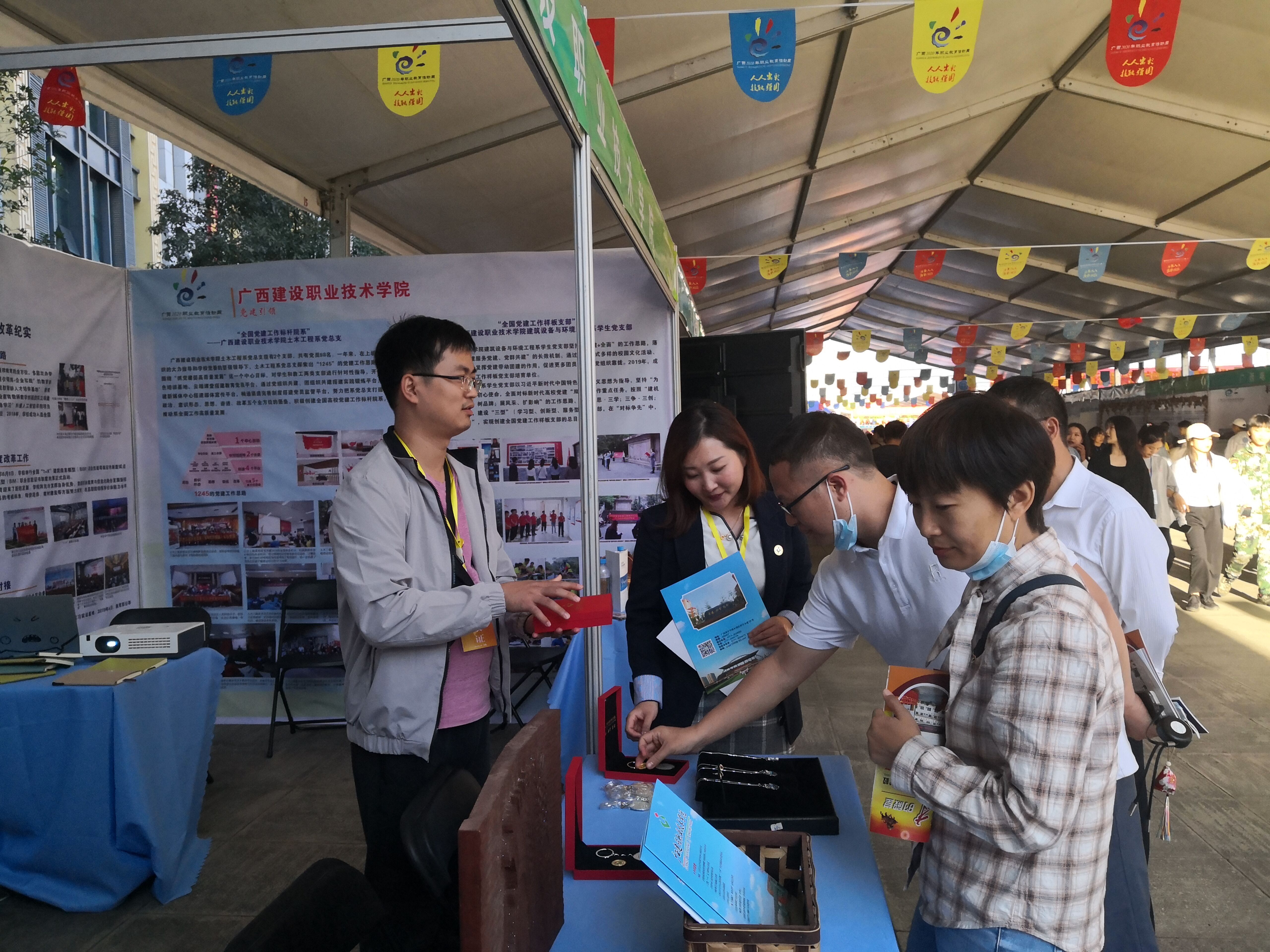 OD（中国）一站式服务平台老师向兄弟院校领导介绍学校展品