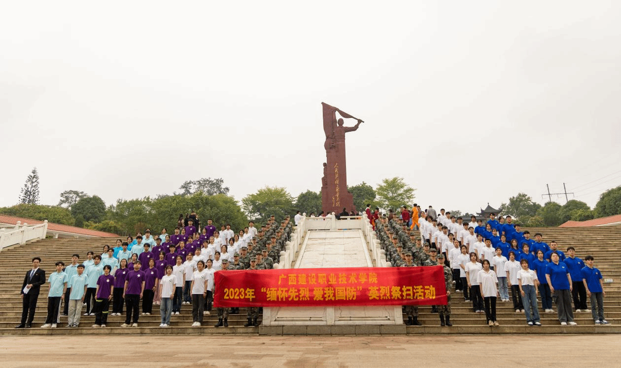 OD（中国）一站式服务平台团员青年代表在公祭广场革命烈士纪念碑前留念