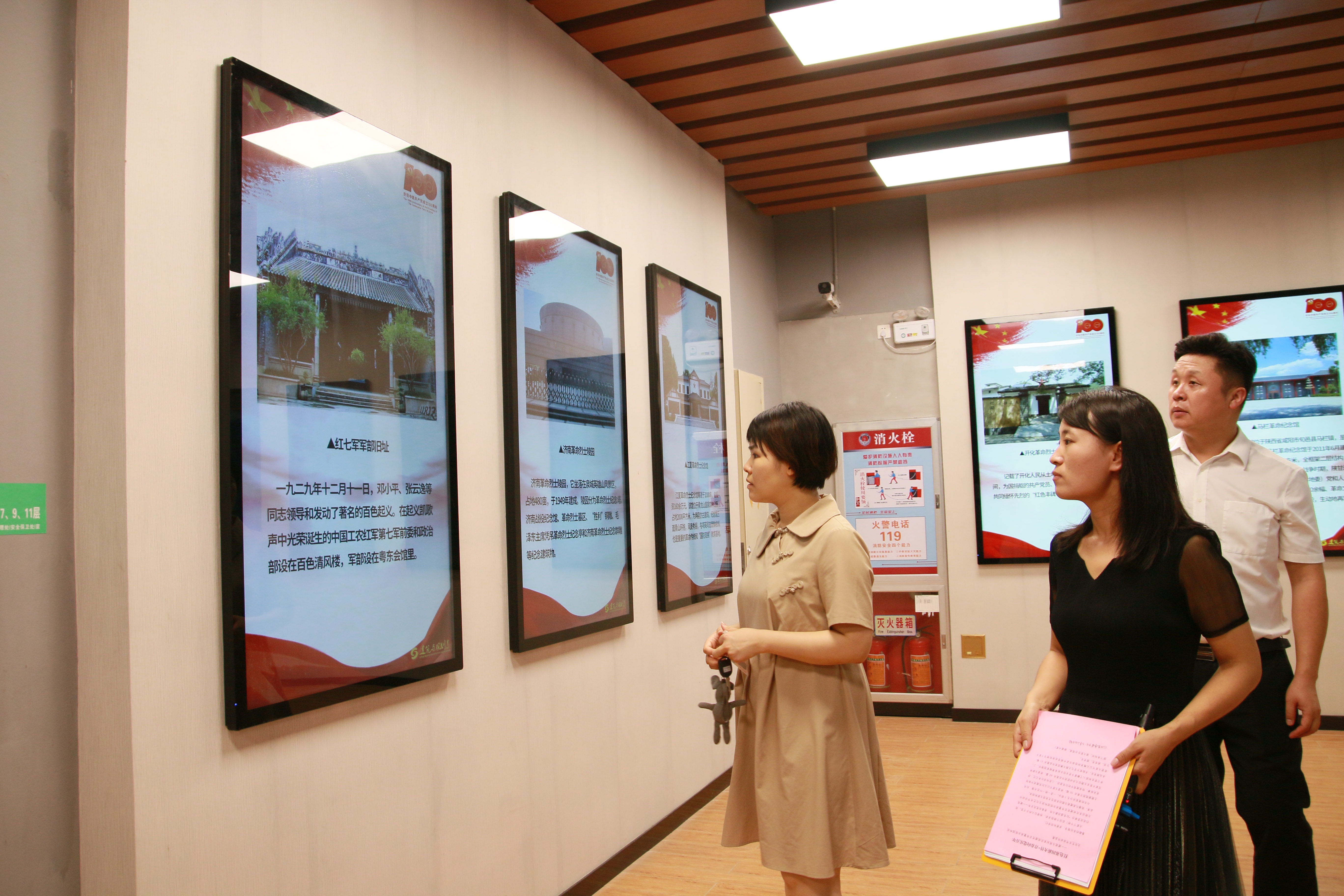  “一枝一叶总关情•红色主题od平台官方官网图片”展览一角
