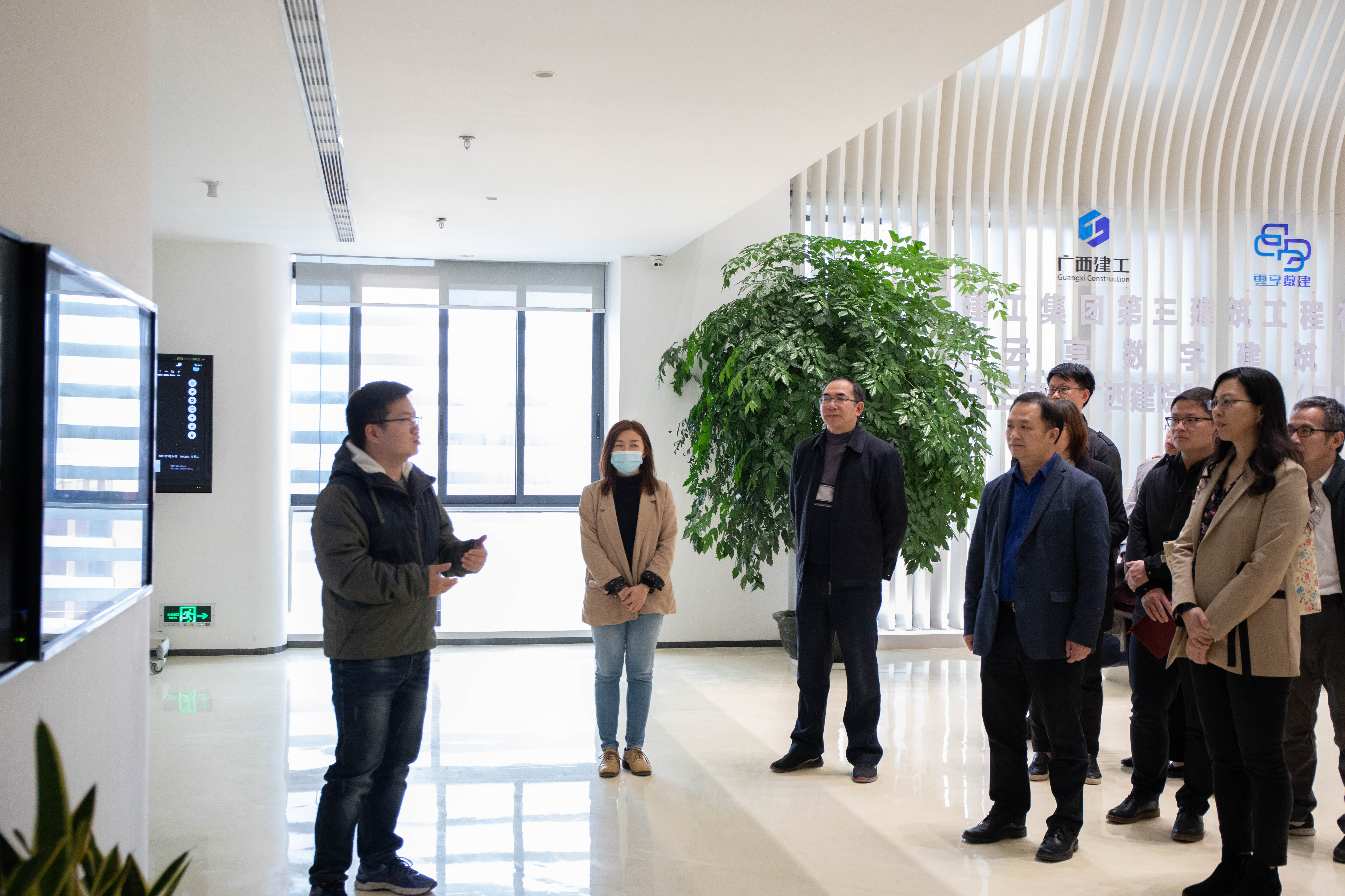 与会人员参观OD（中国）一站式服务平台BIM中心