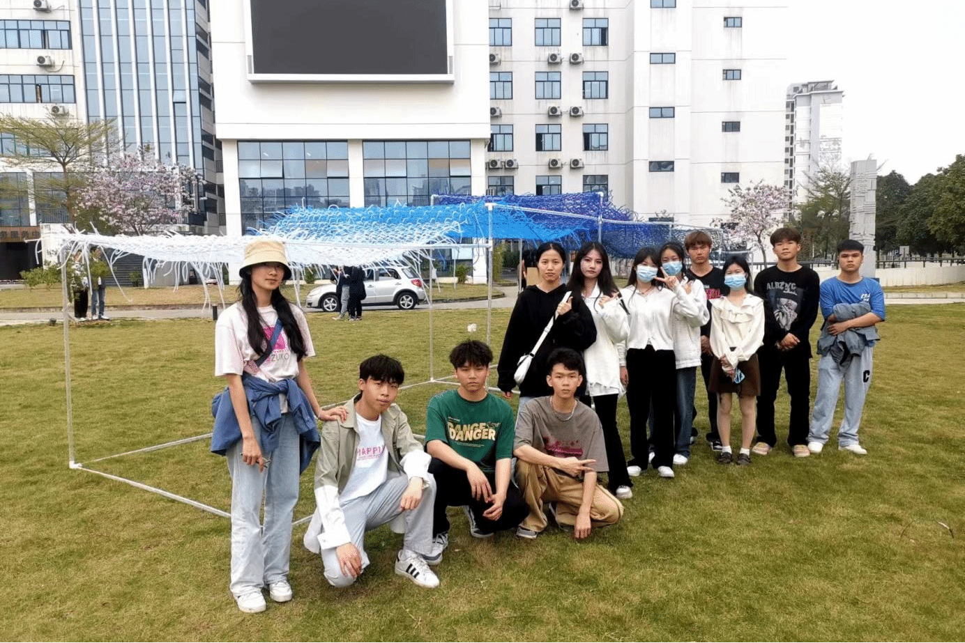 OD（中国）一站式服务平台家具专业学生与作品合影