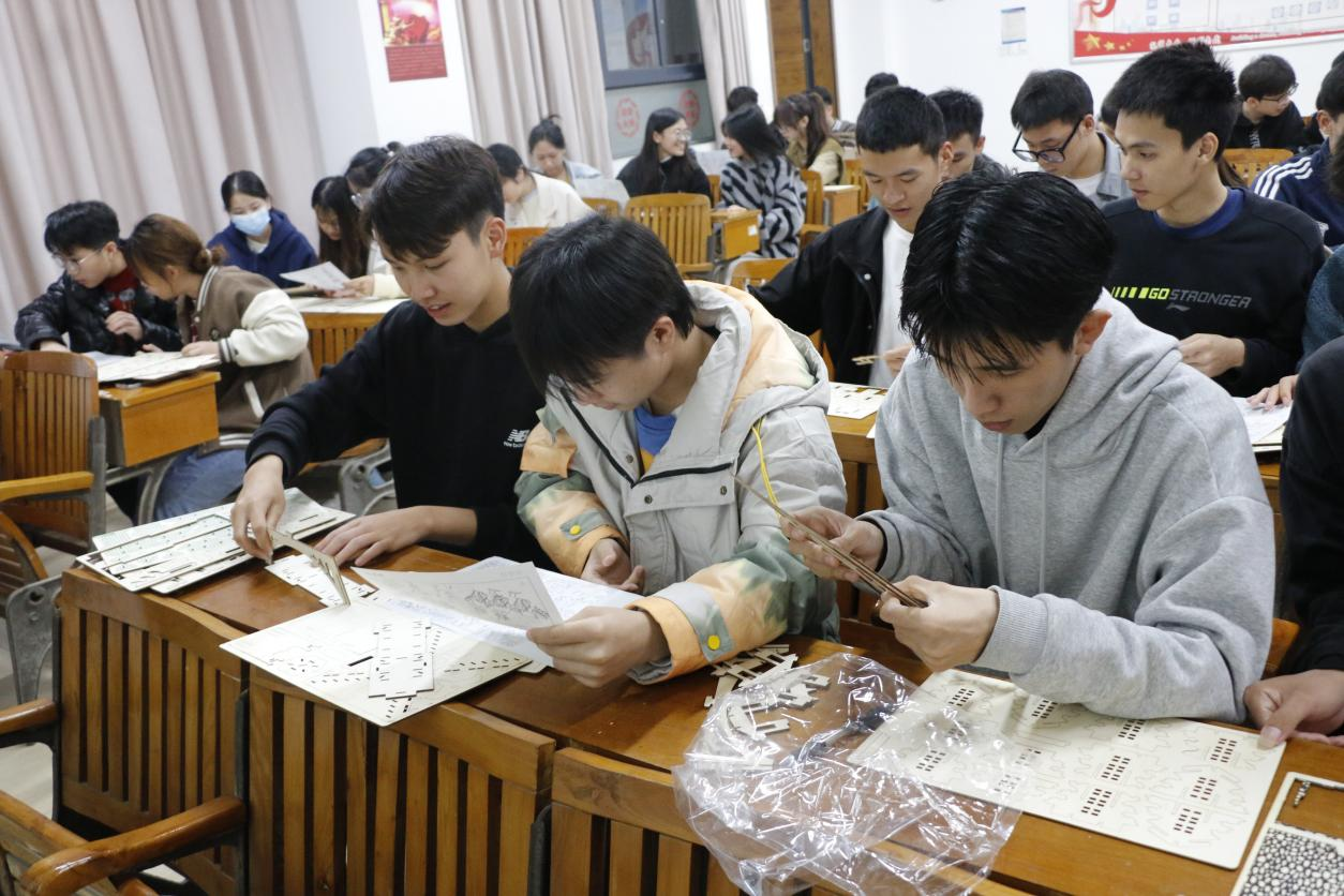 同学们正在搭建侗族木构od平台官方官网模型