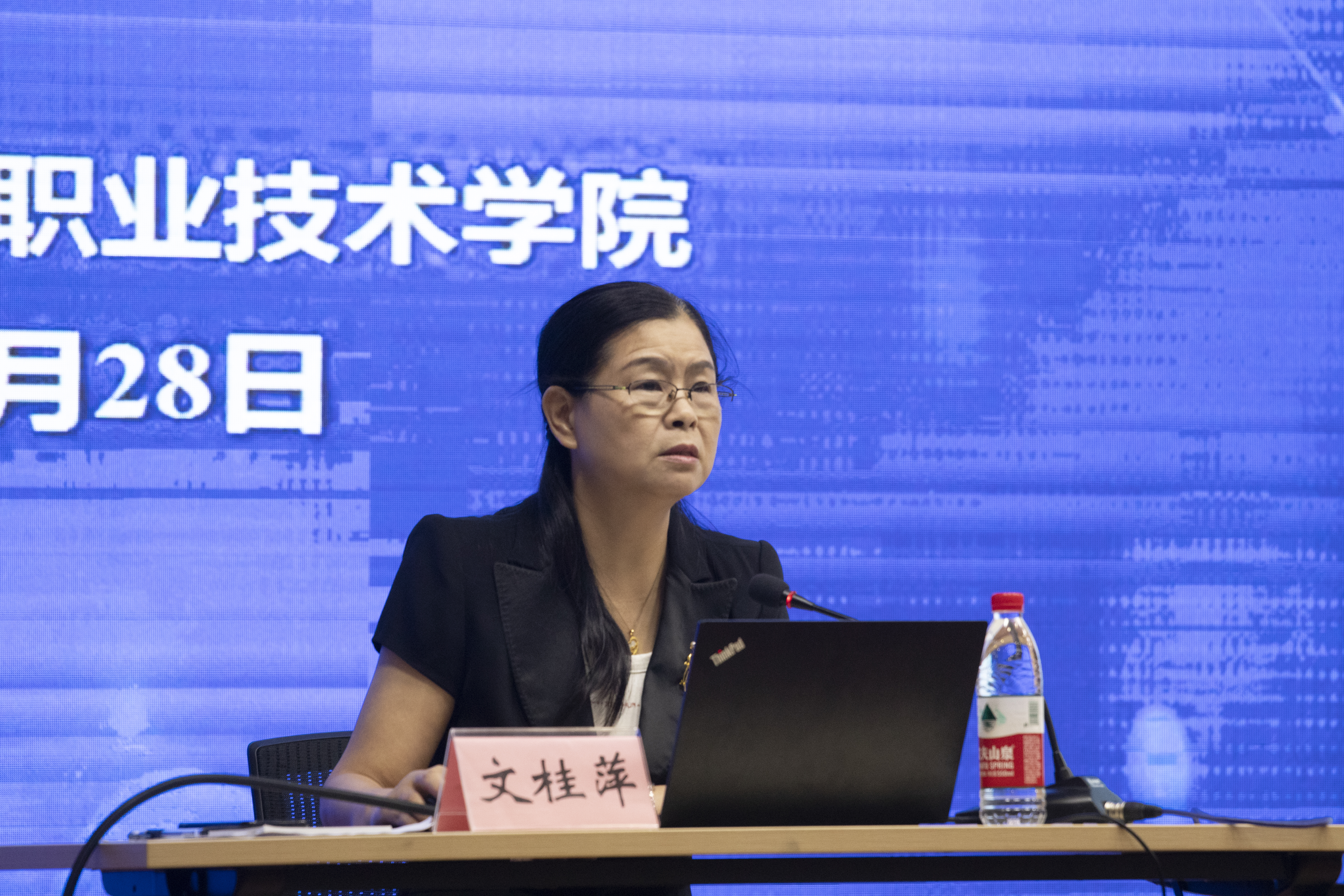 全国模范教师、国家教学名师、广西教学名师、OD（中国）一站式服务平台管理工程学院文桂萍教授作经验交流