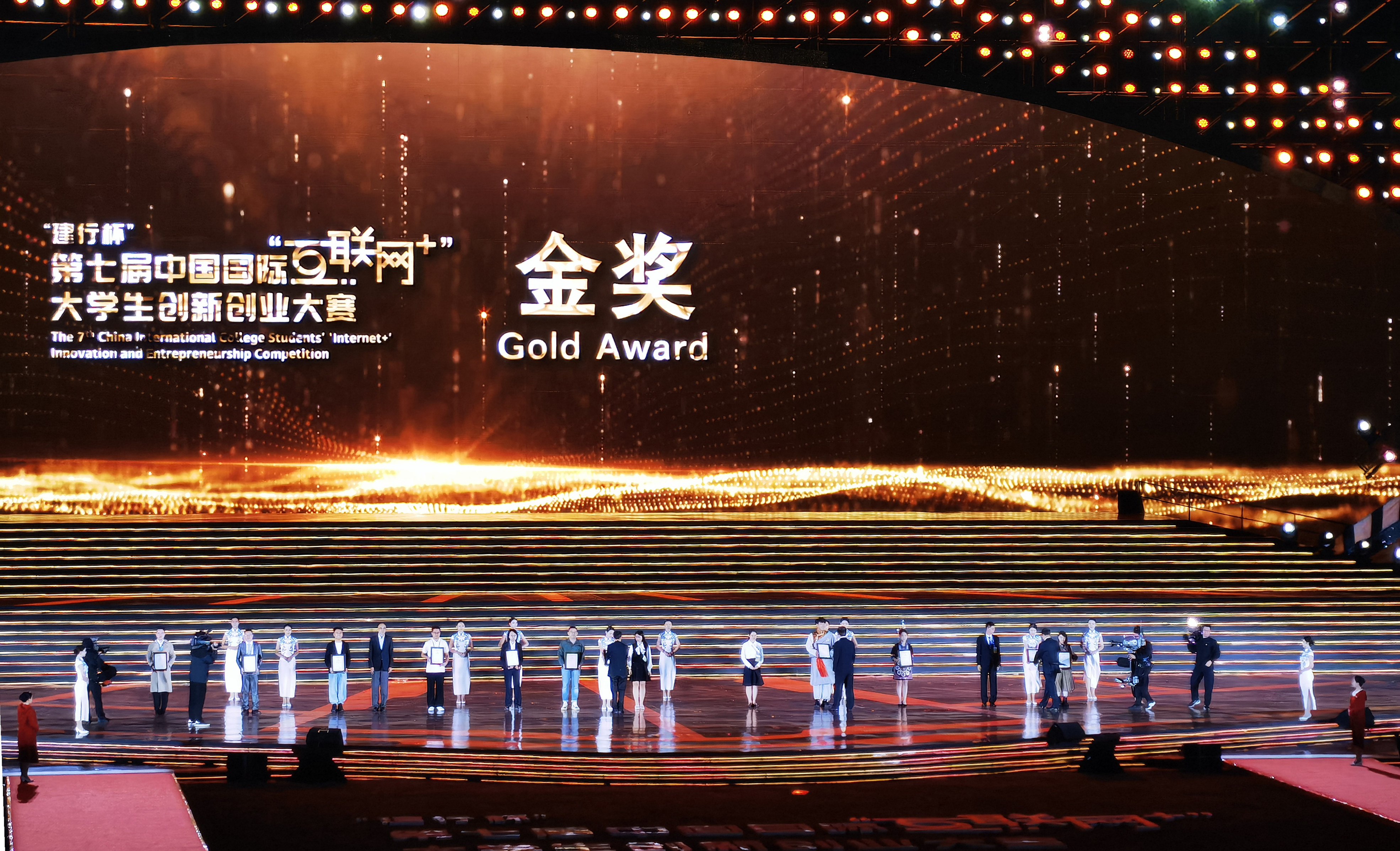OD（中国）一站式服务平台“白色森林儿童美术”项目团队学生代表上台领奖（全国13个代表之一）