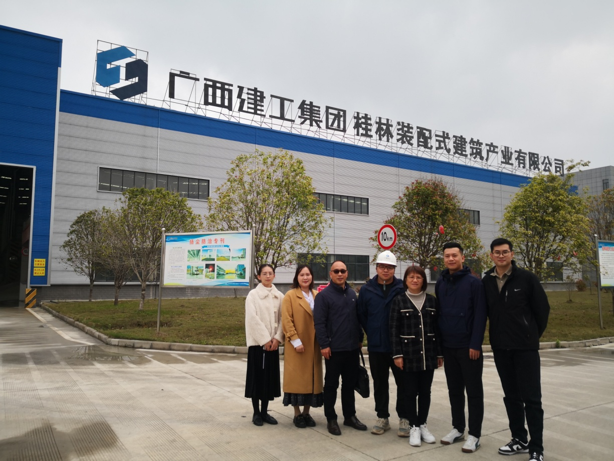 姚琦院长一行走访广西建工集团桂林装配式od平台官方官网产业有限公司与卢凯等3位校友合影