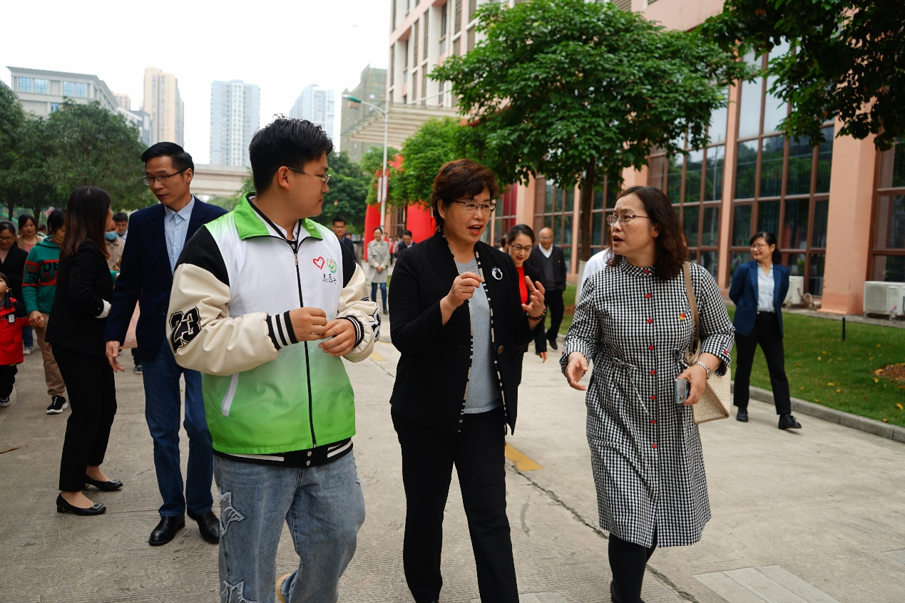 自治区残联党组书记、理事长黄丽娟（中）与od平台官方官网设备学院党总支书记侯文淑（右）对活动进行深入沟通交流