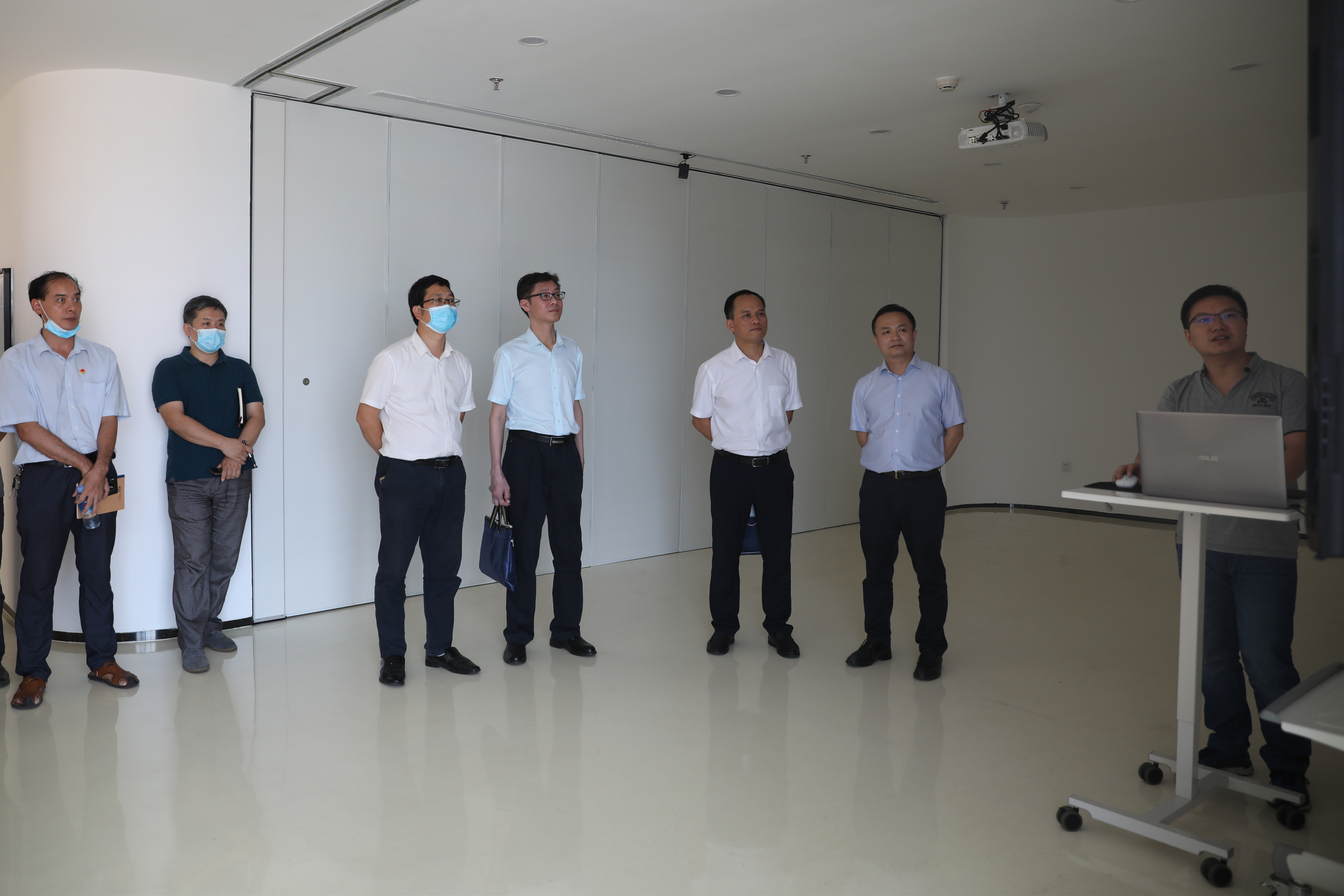 与会人员参观OD（中国）一站式服务平台BIM中心